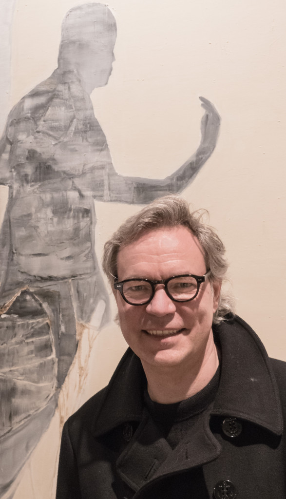 Der Künstler: Christofer Kochs vor seinem Bild "Nichts ohne Grund 1" (Person auf hellem Grund)