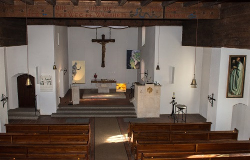 Kirchenraum mit Bildern (von Empore aus)